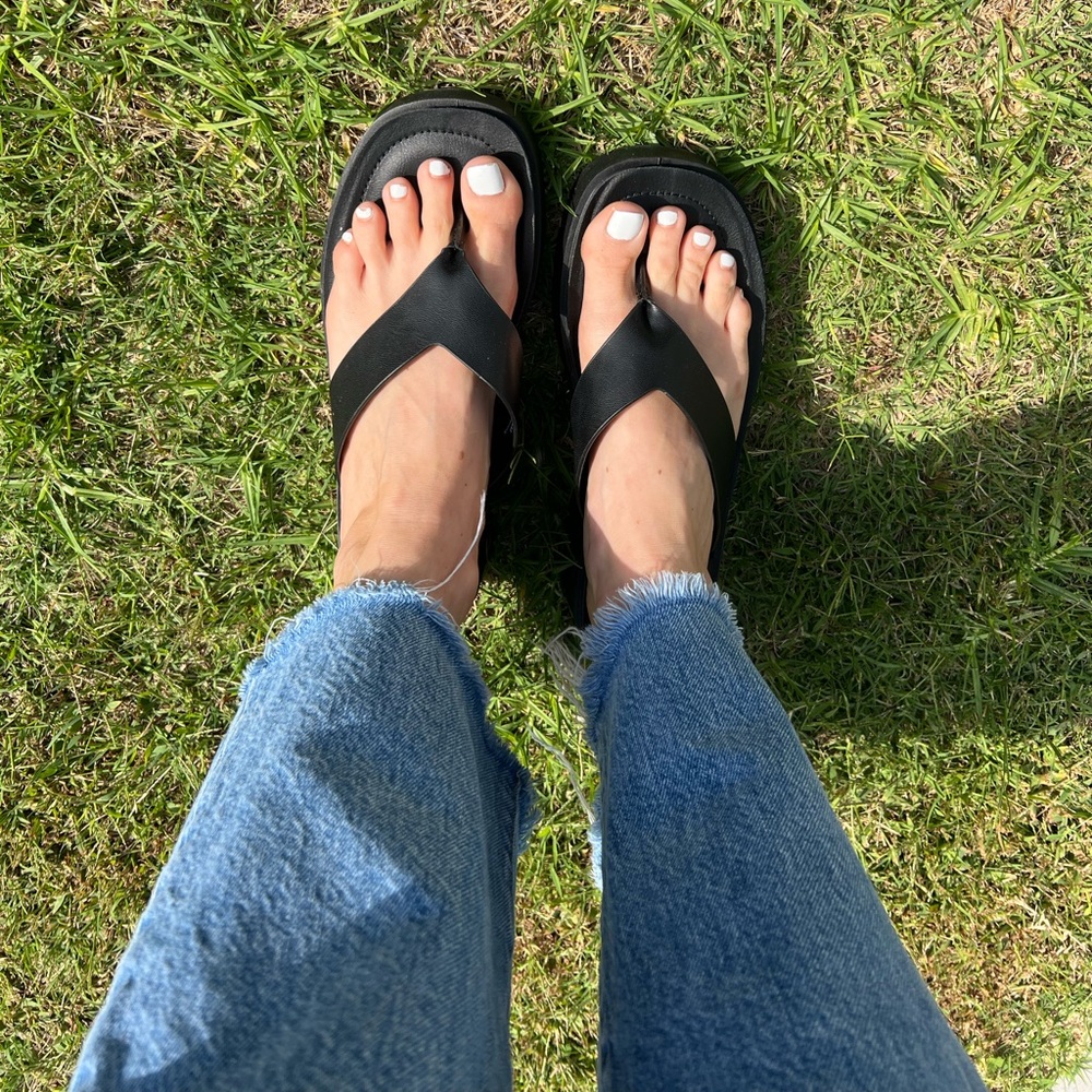 CUSHIONAIRE Women's Pippin thong platform sandal with +Memory Foam
